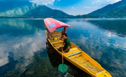 Shikara Ride & Houseboat Stay in Srinagar