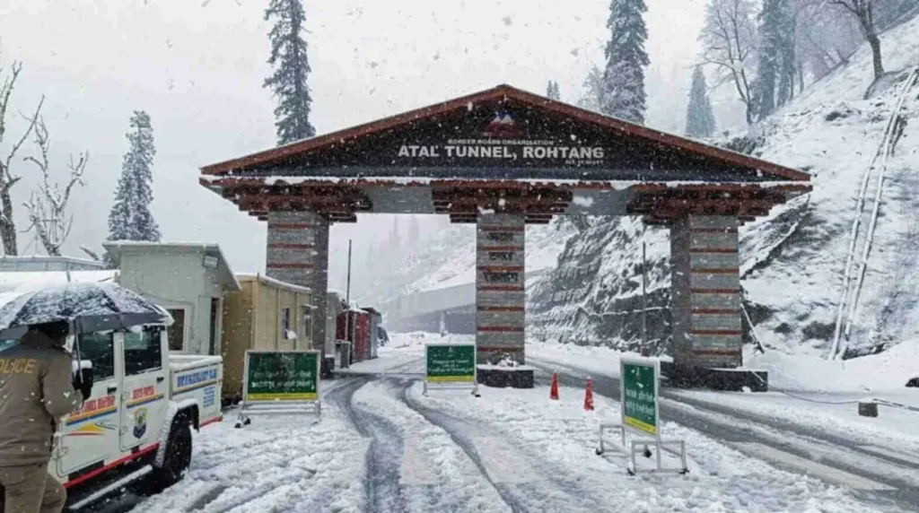 Manali in december - snow, roads, temperature and what to expect 3 Manali in December - Snow, Roads, Temperature and What to Expect